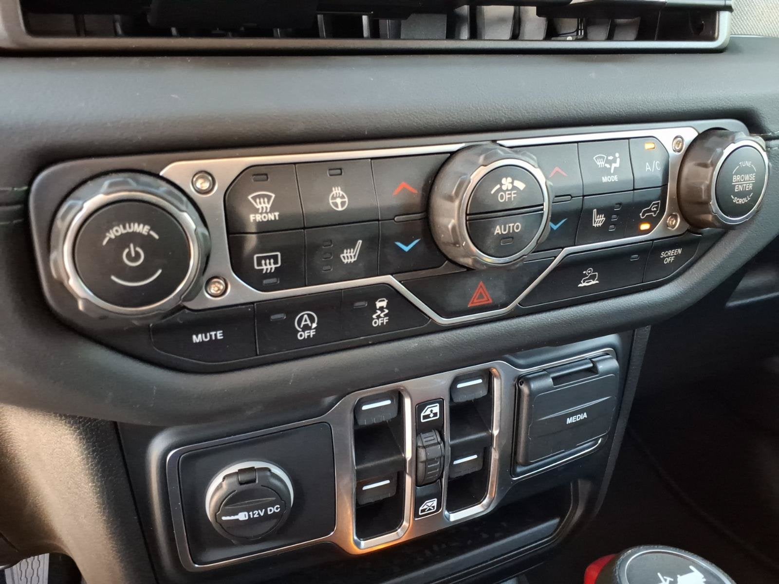2024 Jeep Wrangler Sahara**1 OWNER CLEAN C/FAX