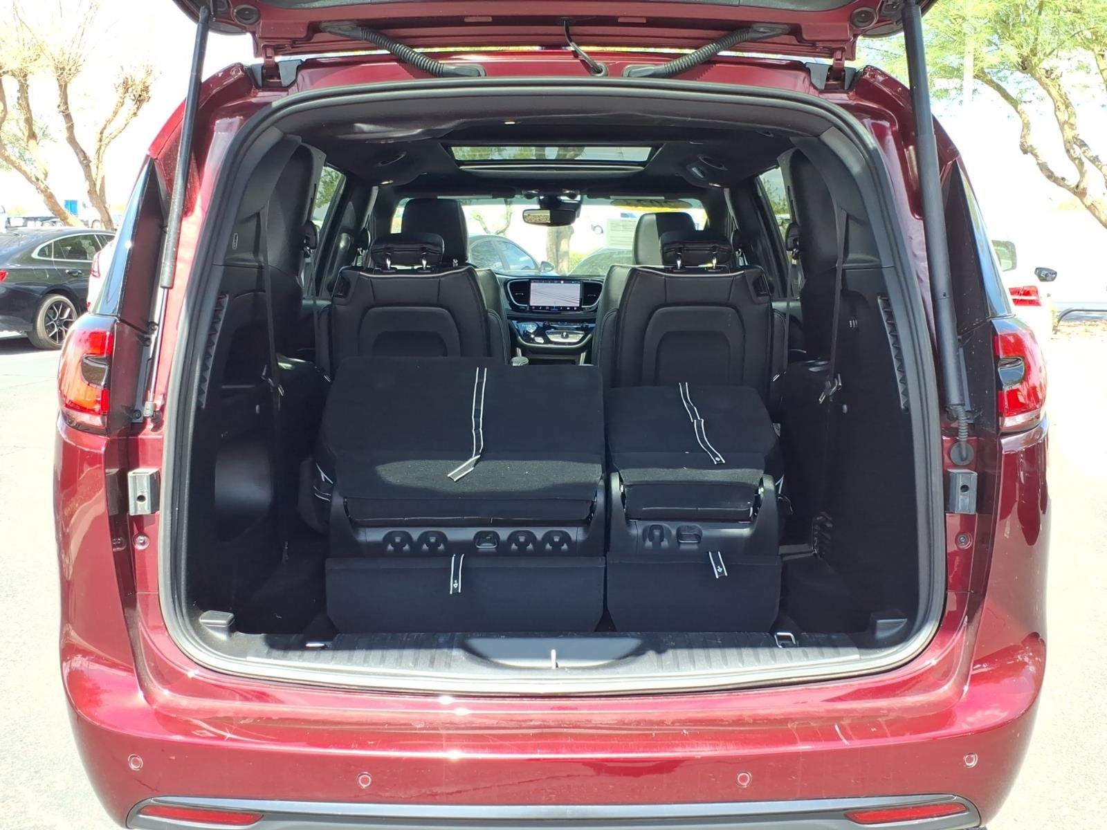 2023 Chrysler Pacifica Limited****LOADED 1 OWNER!!