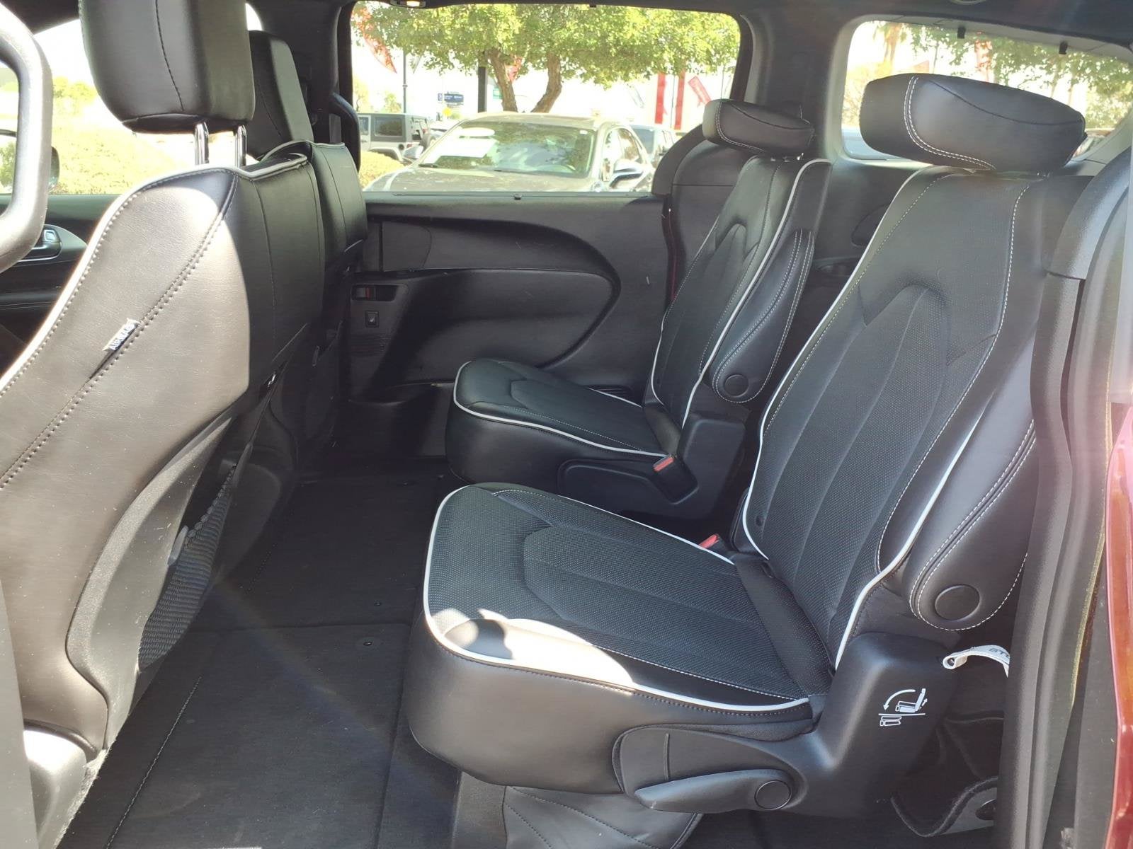 2023 Chrysler Pacifica Limited****LOADED 1 OWNER!!