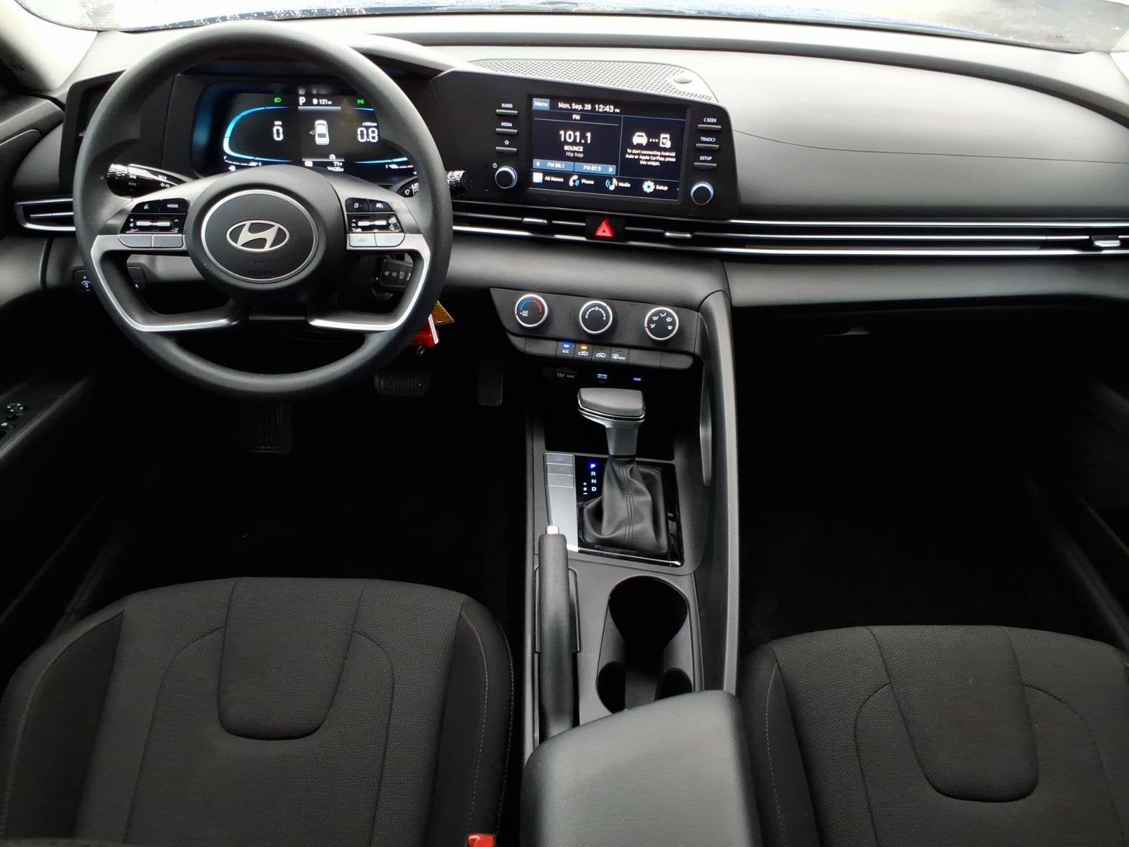 2025 Hyundai ELANTRA SE