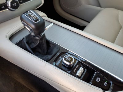 2021 Volvo XC90 Momentum***Beautiful Vehicle!!