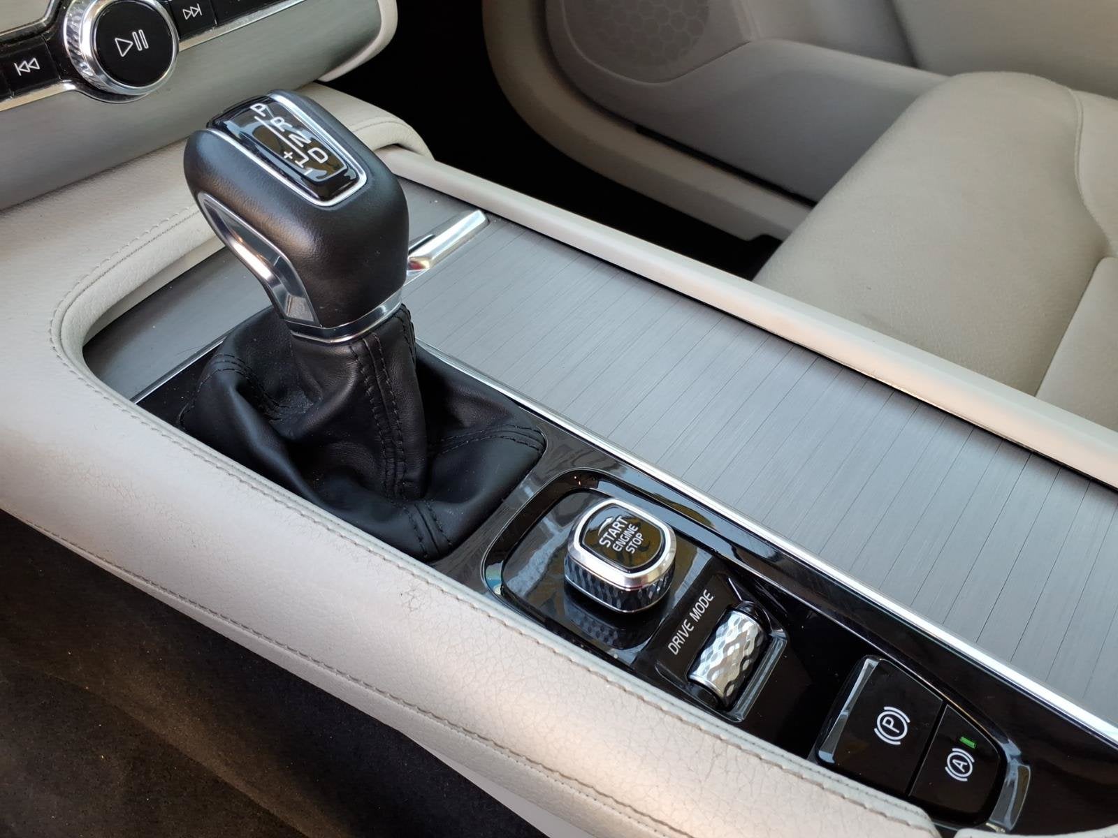 2021 Volvo XC90 Momentum***Beautiful Vehicle!!